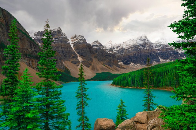 Moraine Lake sunrise Banff National Park trail guide